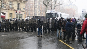 Dondurucu soğuk ve kar yağışına rağmen 80 kentte halk sokağa döküldü: Fransa 